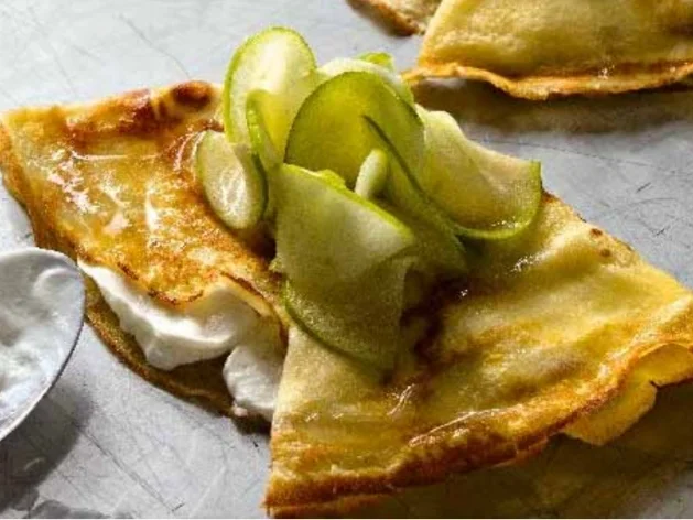 Rezept: Crêpes mit Ziegenfrischkäse und frischem Apfelkompott Crêpes mit Ziegenfrischkäse und frischem Apfelkompott - Rezept