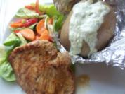 Marinierte Putenbrust mit buntem Salat und Dicken Dingern - Rezept