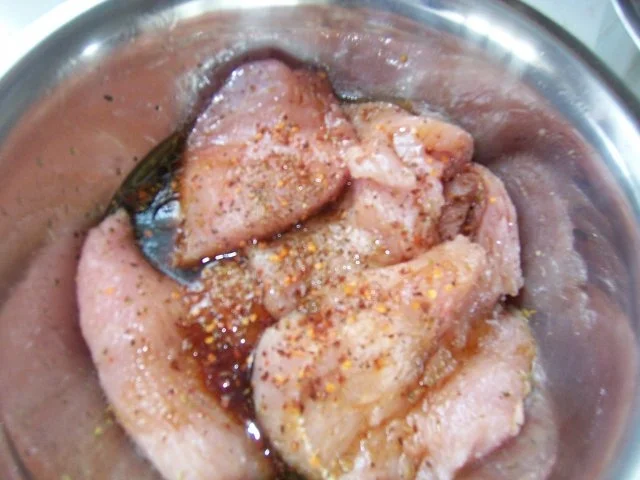 Rezept: Marinierte Putenbrust mit buntem Salat und Dicken Dingern Bild Nr. 2 Marinierte Putenbrust mit buntem Salat und Dicken Dingern - Rezept - Bild Nr. 2