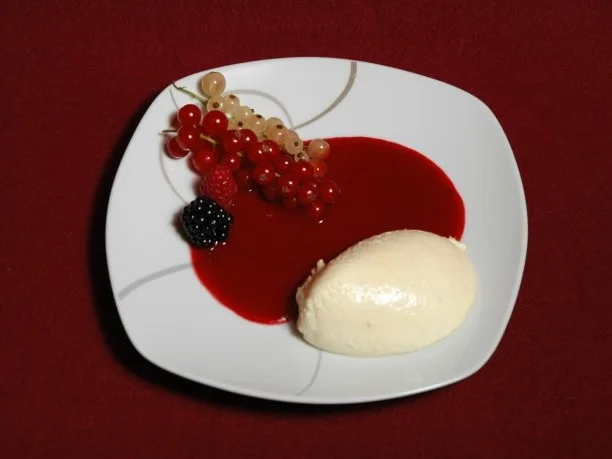 Topfenmousse auf beschwipstem Fruchtspiegel (Oberbayern) - Rezept
