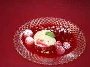 Marzipan-Mohn-Mousse mit Himbeersoße - Rezept