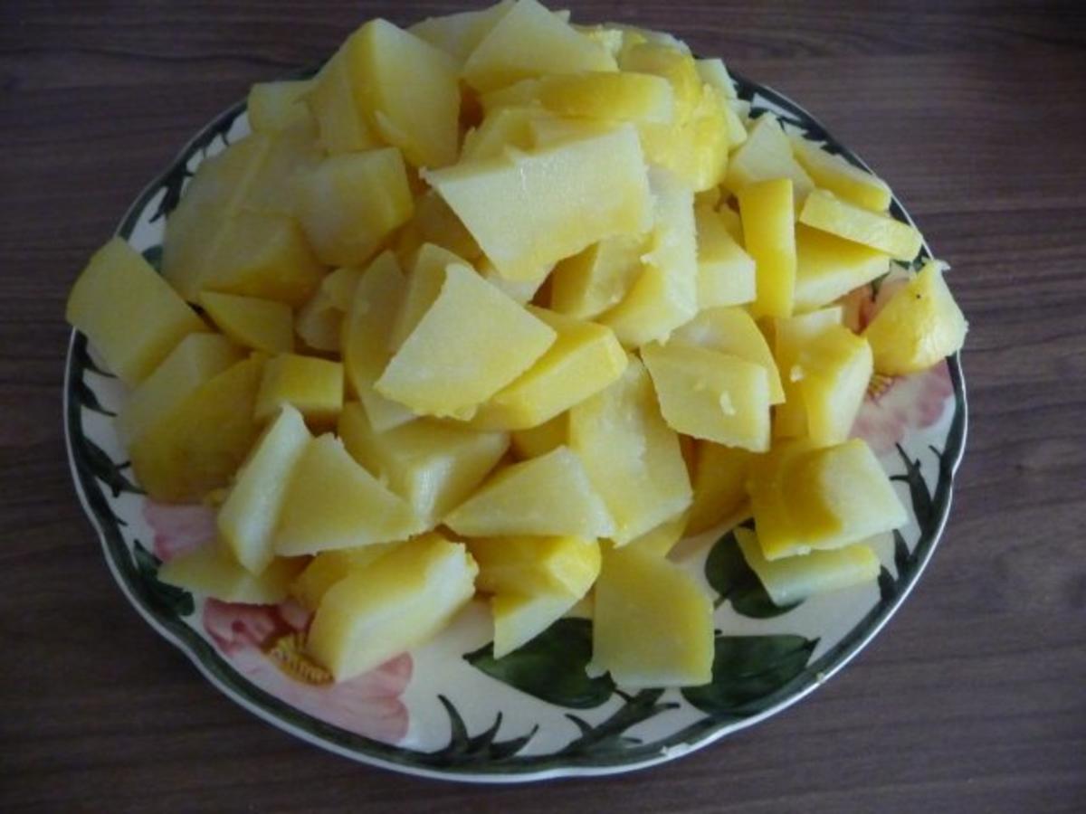 Resteverwertung : 2 Eier auf Bratkartoffeln mit Salat - Rezept - Bild Nr. 3