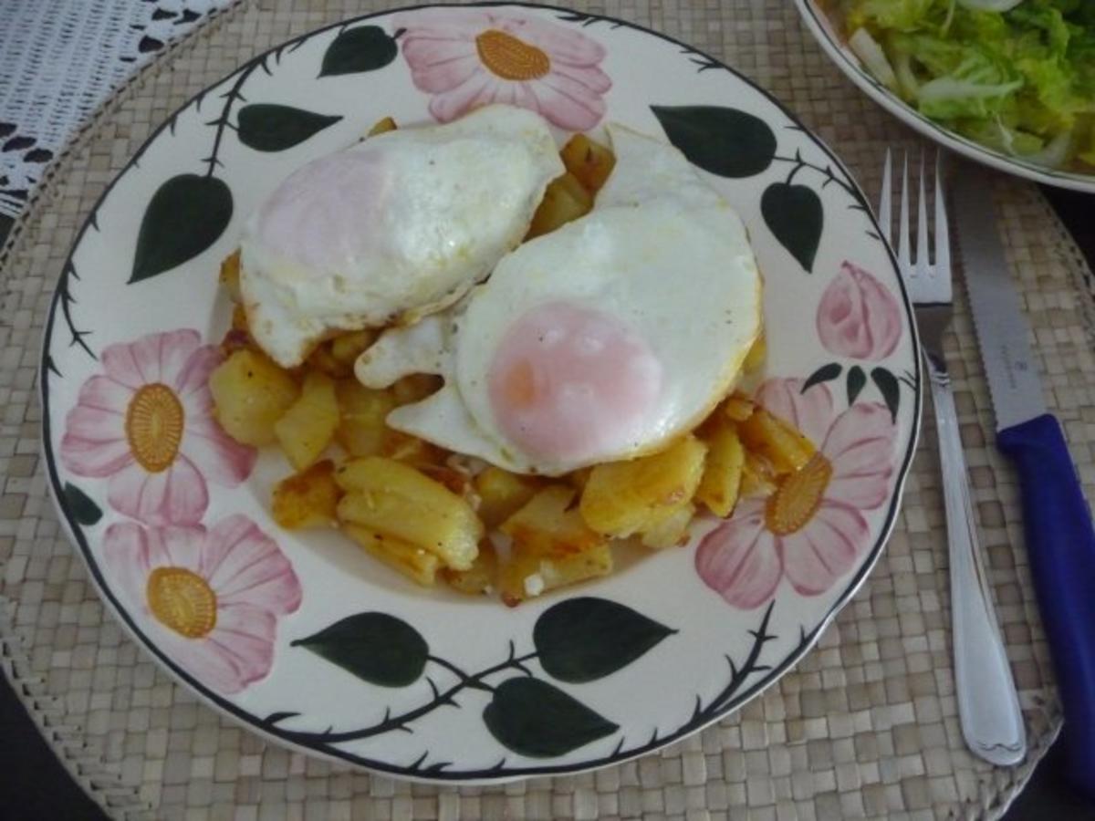 Resteverwertung : 2 Eier auf Bratkartoffeln mit Salat - Rezept