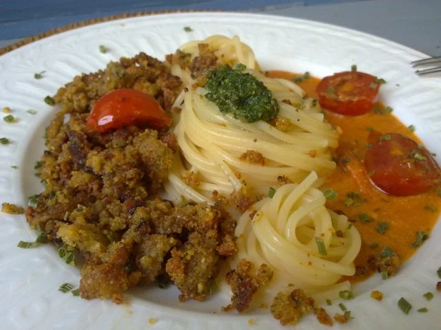 Pasta mit knuspriger Falafel-Bolognese - Rezept