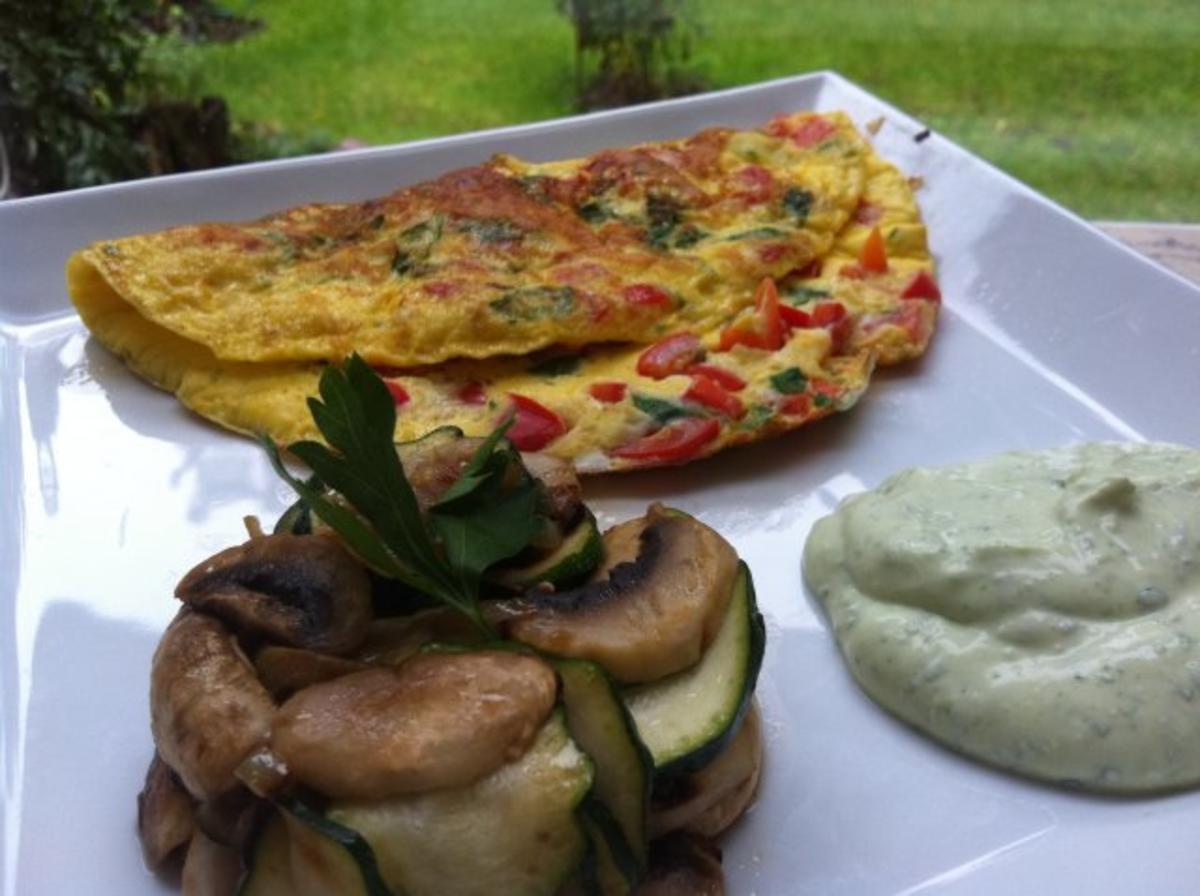 Gemüse-Omlett mit Kräuterquark - Rezept - kochbar.de