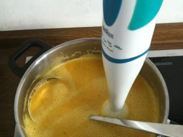 Karottencremesuppe mit Apfel, Ingwer und Koriander - Rezept - Bild Nr. 2