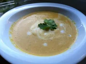 Karottencremesuppe mit Apfel, Ingwer und Koriander - Rezept