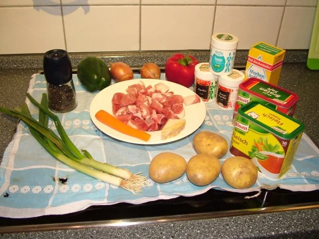 Paprika Gulasch mit Kartoffeln - Rezept