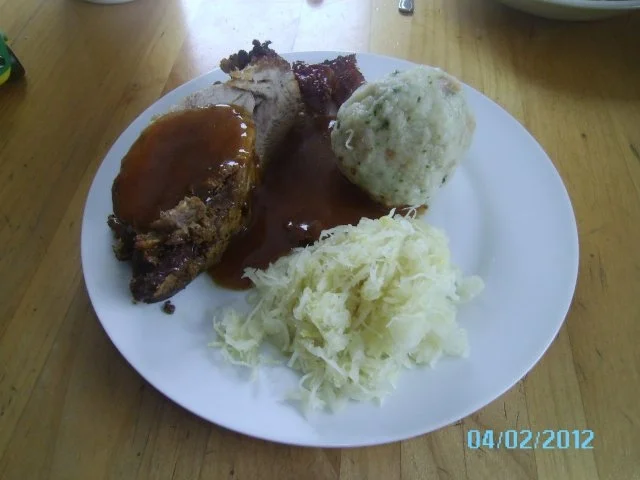 Schweinebraten mit Semmelknödeln und Sauerkraut - Rezept