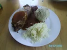 Schweinebraten mit Semmelknödeln und Sauerkraut - Rezept
