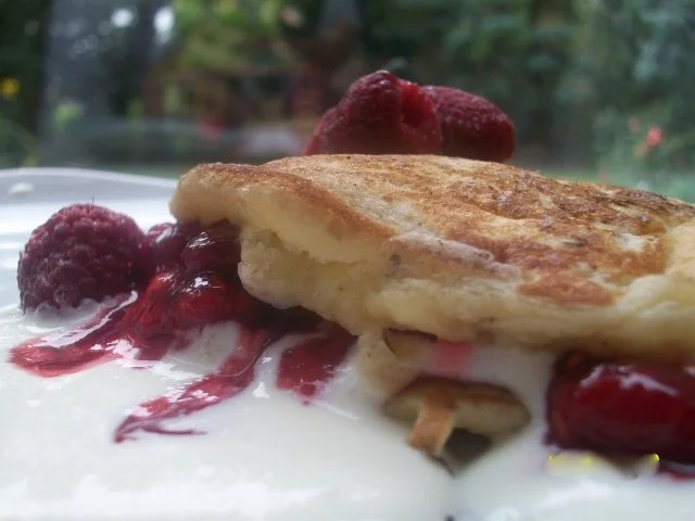 Buttermilch-Pancakes mit Quark-Sahne-Creme und Himbeersauce - Rezept