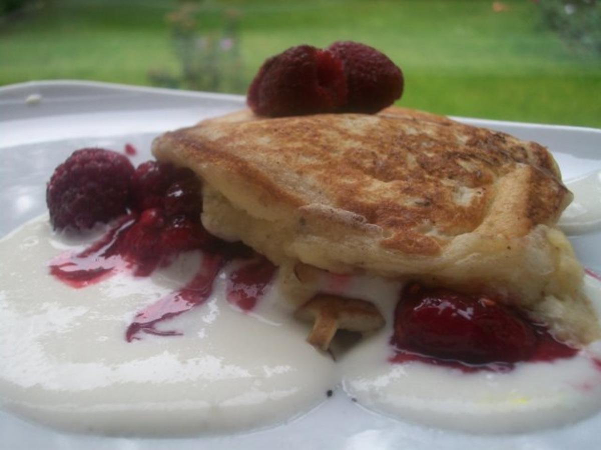 Buttermilch-Pancakes mit Quark-Sahne-Creme und Himbeersauce - Rezept ...