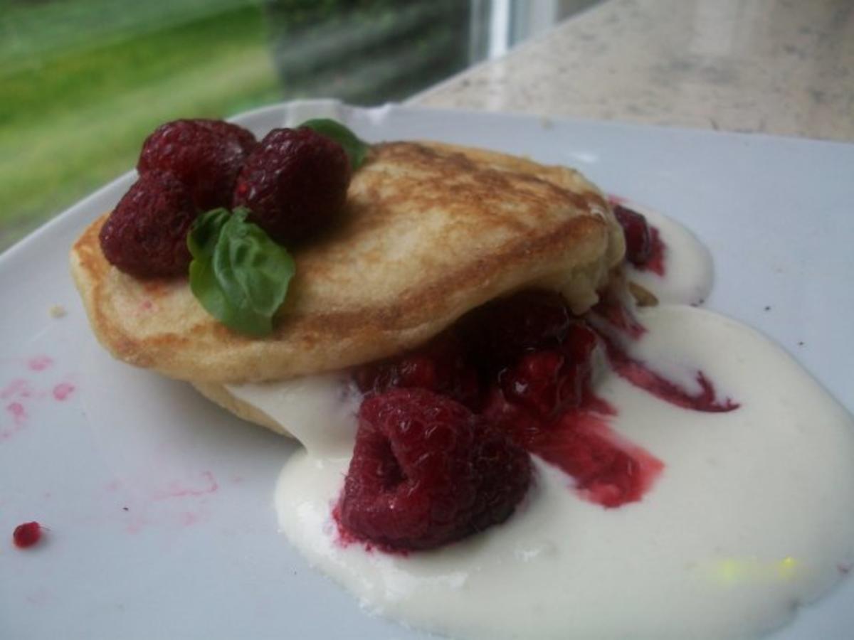 Buttermilch-Pancakes mit Quark-Sahne-Creme und Himbeersauce - Rezept ...