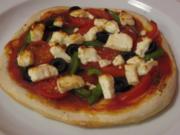 Pizza mit Paprika, Oliven und Schafskäse - Rezept