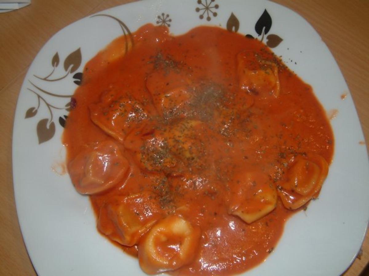 Tortellini in Tomate-Käse-Sauce - Rezept