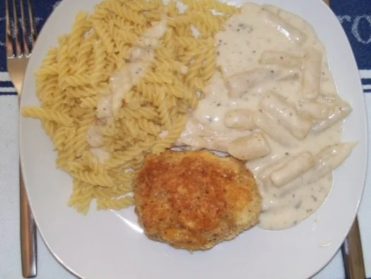 Hähnchenbrust mit Ziegenkäse in Brösel-Haselnuß-Panierung - Rezept