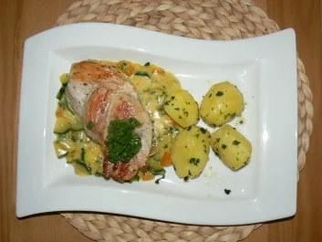 Rezept: Putenzöpfchen an Kürbis-und Zucchinigemüse mit Petersilienkartoffeln Putenzöpfchen an Kürbis-und Zucchinigemüse mit Petersilienkartoffeln - Rezept