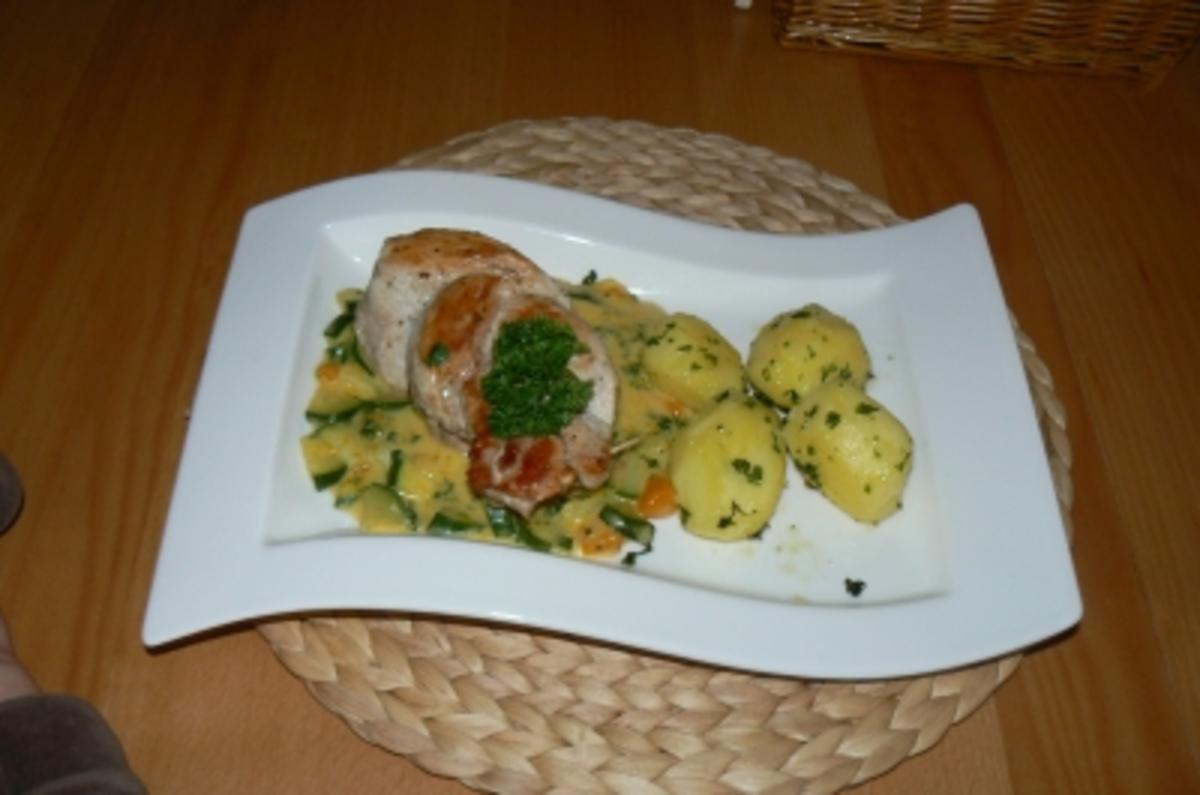 Putenzöpfchen an Kürbis-und Zucchinigemüse mit Petersilienkartoffeln - Rezept