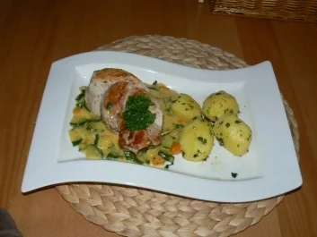 Rezept: Putenzöpfchen an Kürbis-und Zucchinigemüse mit Petersilienkartoffeln Putenzöpfchen an Kürbis-und Zucchinigemüse mit Petersilienkartoffeln - Rezept