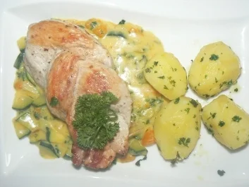 Rezept: Putenzöpfchen an Kürbis-und Zucchinigemüse mit Petersilienkartoffeln Putenzöpfchen an Kürbis-und Zucchinigemüse mit Petersilienkartoffeln - Rezept