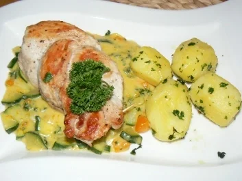 Rezept: Putenzöpfchen an Kürbis-und Zucchinigemüse mit Petersilienkartoffeln Putenzöpfchen an Kürbis-und Zucchinigemüse mit Petersilienkartoffeln - Rezept