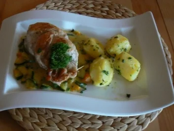 Rezept: Putenzöpfchen an Kürbis-und Zucchinigemüse mit Petersilienkartoffeln Putenzöpfchen an Kürbis-und Zucchinigemüse mit Petersilienkartoffeln - Rezept