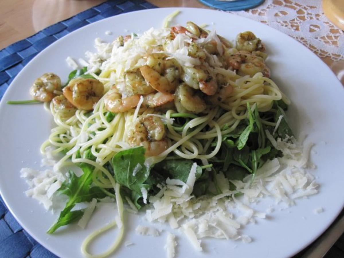 Bilder für Garnelen im Spaghetti-Ruccola-Bett - Rezept