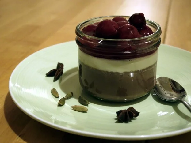 Rezept: Panna Cotta "Two spices" mit Rum-Kirschen Panna Cotta "Two spices" mit Rum-Kirschen - Rezept