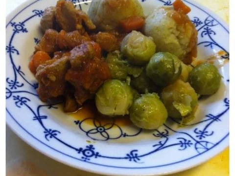 Gulasch Rosenkohl und Knödel - Rezept