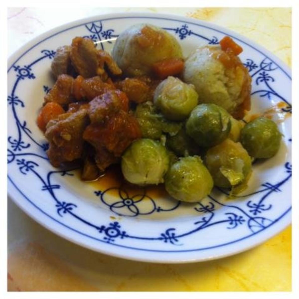 Gulasch Rosenkohl und Knödel - Rezept mit Bild - kochbar.de