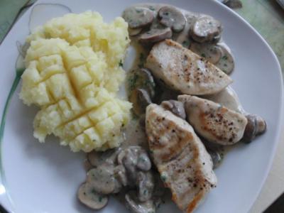 Rezept: Pute : Putenfilet mit braunen Champignon in Sahnesoße Pute : Putenfilet mit braunen Champignon in Sahnesoße - Rezept