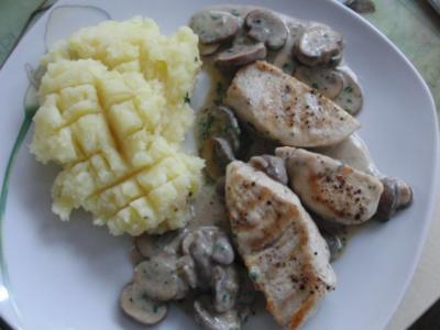 Pute : Putenfilet mit braunen Champignon in Sahnesoße - Rezept