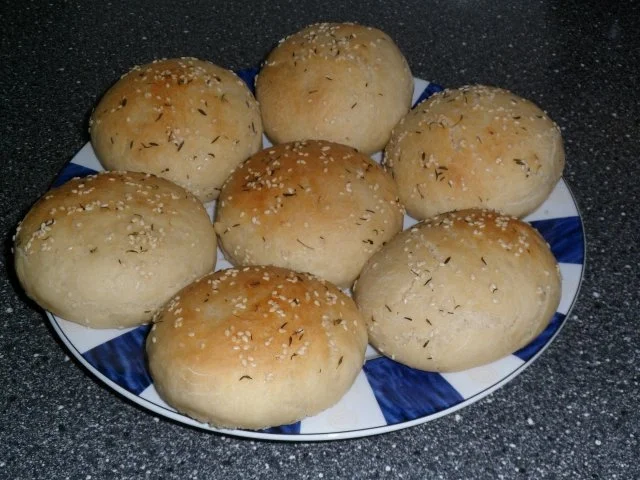 Rezept: Thymian - Sesam - Brötchen Thymian - Sesam - Brötchen - Rezept
