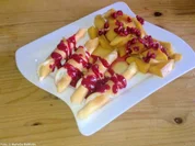 Gefüllte Crepe-Röllchen auf exotischem Früchteteller - Rezept