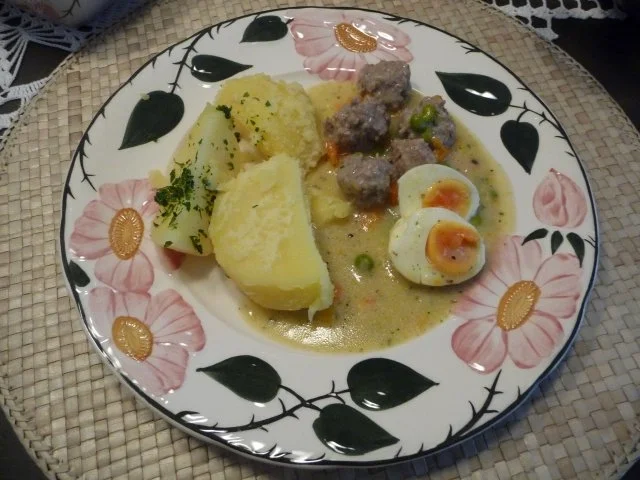 Rezept: Hackfleisch : Mini - Fleischküchle mit Eiern in Gemüsesoße Hackfleisch : Mini - Fleischküchle mit Eiern in Gemüsesoße - Rezept