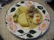 Hackfleisch : Mini - Fleischküchle mit Eiern in Gemüsesoße - Rezept