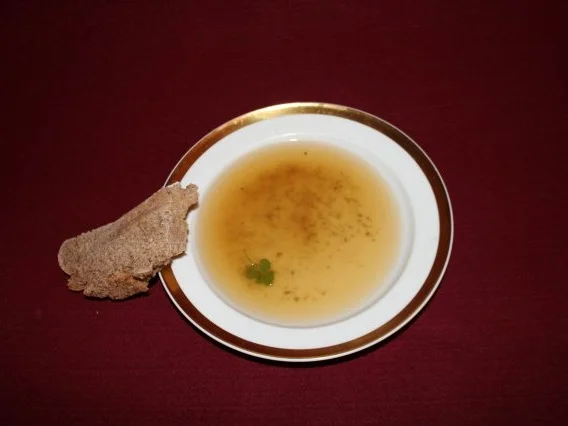 Gemüsebrühe, dazu Sauerteigbrot - Rezept