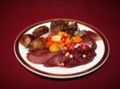 Lammbraten, Kürbisgemüse, Rosmarinkartoffeln, dazu Apfel-Rote-Bete-Salat mit Pinienkernen - Rezept