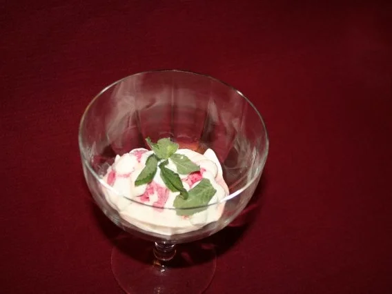 Rezept: Eiskreation Vanille-Himbeere Eiskreation Vanille-Himbeere - Rezept