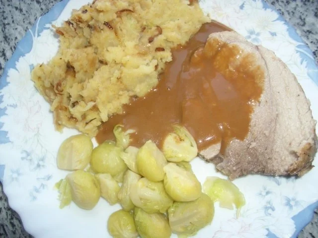 Schweine Rollbraten mit Rosenkohl und Kartoffelpürre - Rezept - Bild Nr. 5