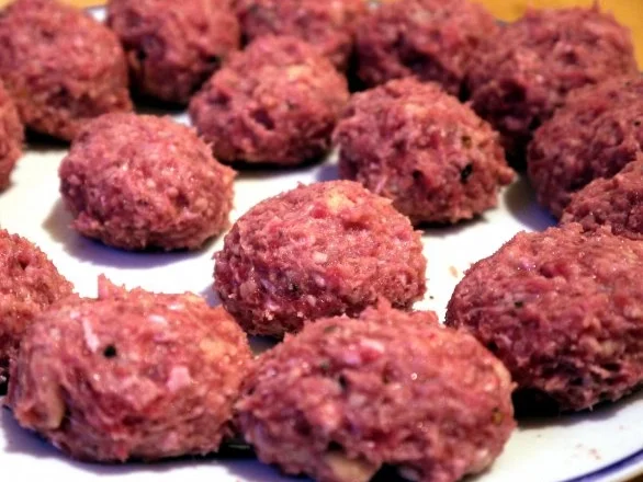 Rinderhackbällchen mit Chimichurri-Sauce - Rezept - Bild Nr. 9