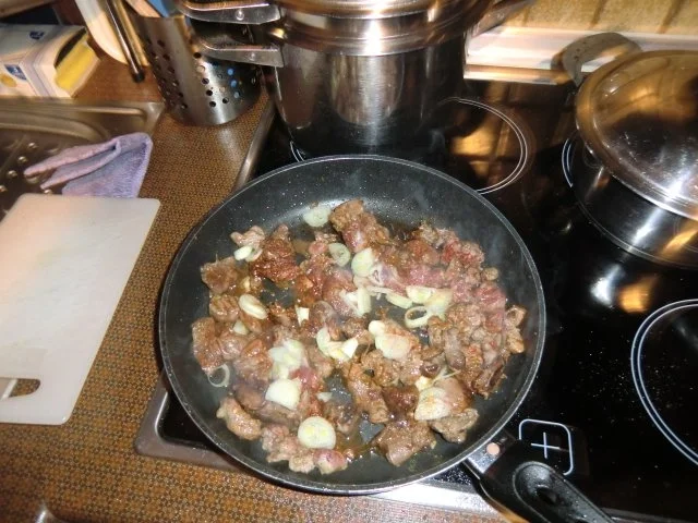 Rehragout mit Pfifferlingen an Kartoffelknödeln - Rezept - Bild Nr. 2