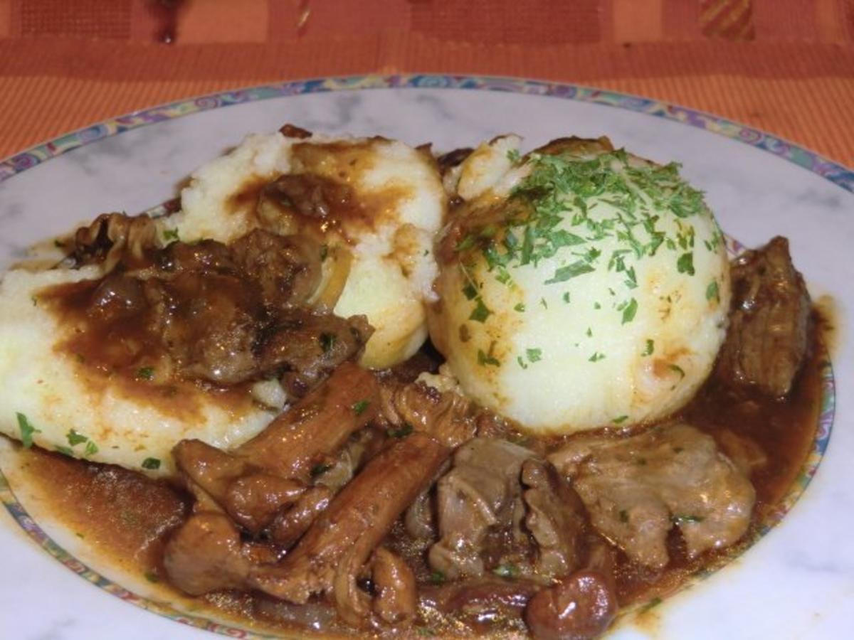 Bilder für Rehragout mit Pfifferlingen an Kartoffelknödeln - Rezept