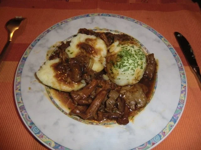 Rehragout mit Pfifferlingen an Kartoffelknödeln - Rezept - Bild Nr. 5