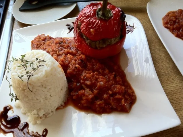 gefüllte Paprikaschoten.. mit Tomatensoße.. - Rezept - Bild Nr. 2