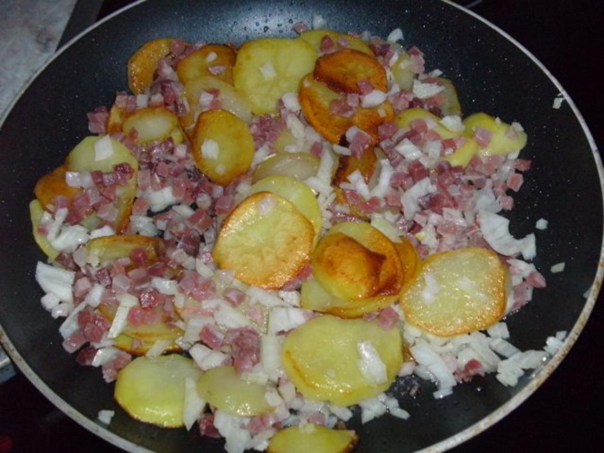 Schinkenrouladen in feuriger Zigeunersauce und Bratkartoffeln - Rezept ...