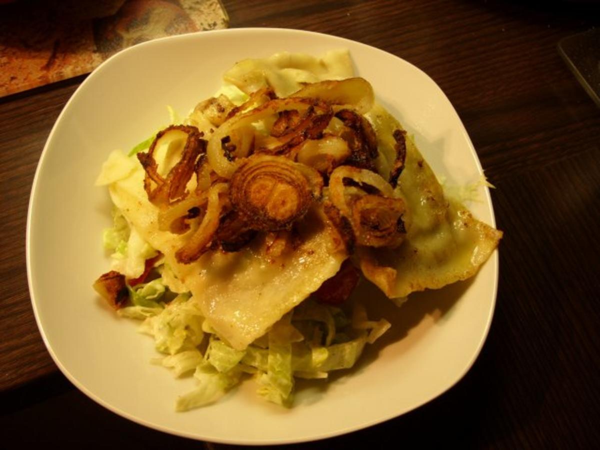 Salat mit Maultaschen und Röstzwiebeln - Rezept - kochbar.de