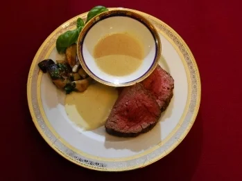Neuseelindisches Rinderfilet mit Steinpilzen und Senf- und Gorgonzola- Sauce (Kriemhild Jahn) - Rezept