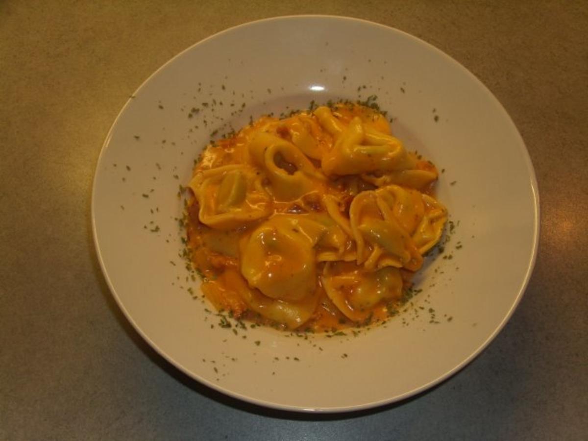 Bilder für Tortelini mit Katenschinken in einer Sahnesosse - Rezept