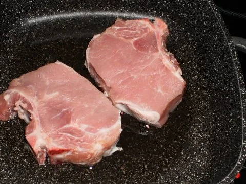 Geschmorte Rahm-Koteletts zu Bratkartoffeln - Rezept - Bild Nr. 5